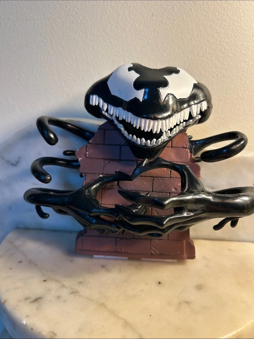 Toy Biz 2002 Venom 7” Figure With Ooze Wall. Wall is missing Base
